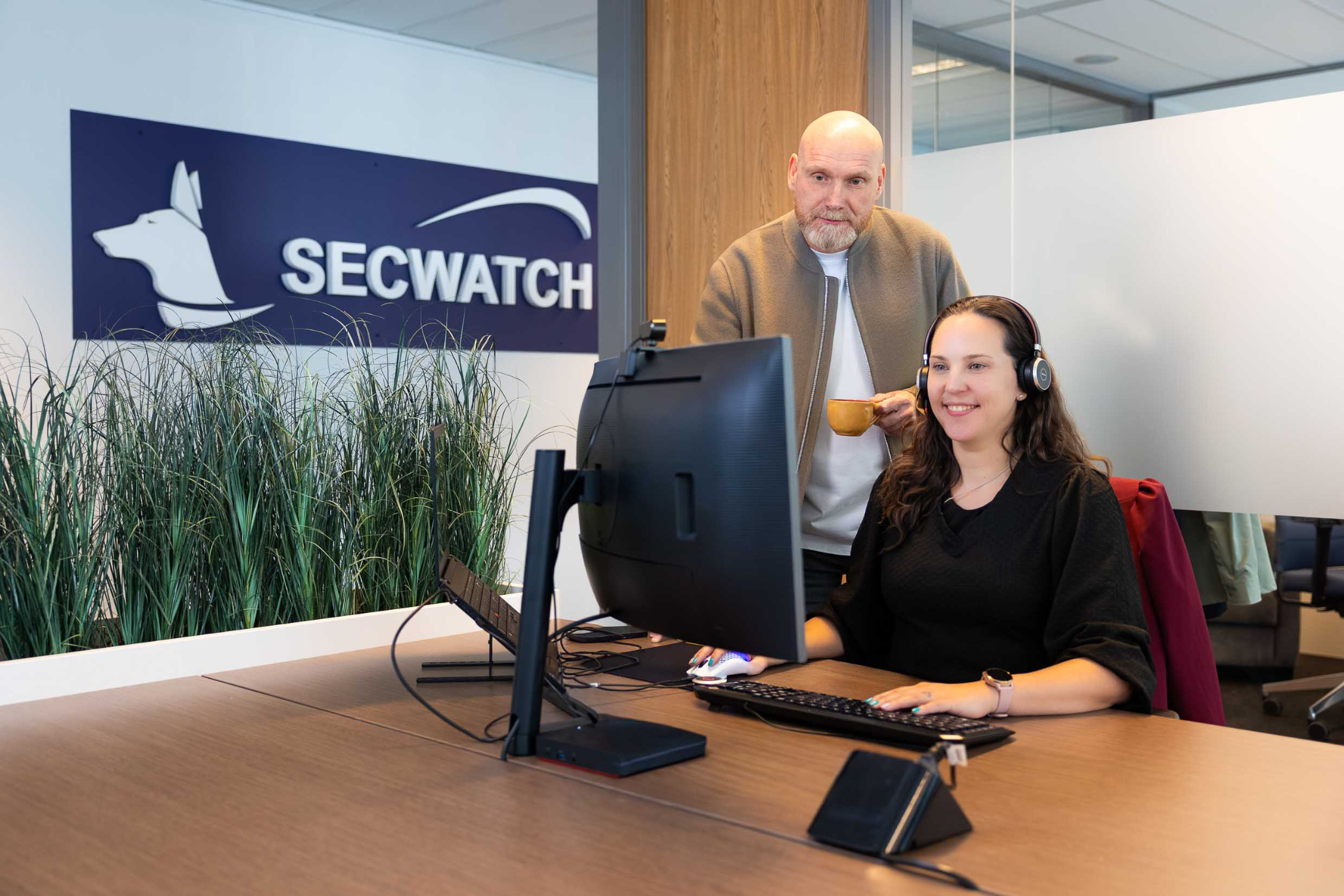 SECWATCH-collega’s werken samen op kantoor.